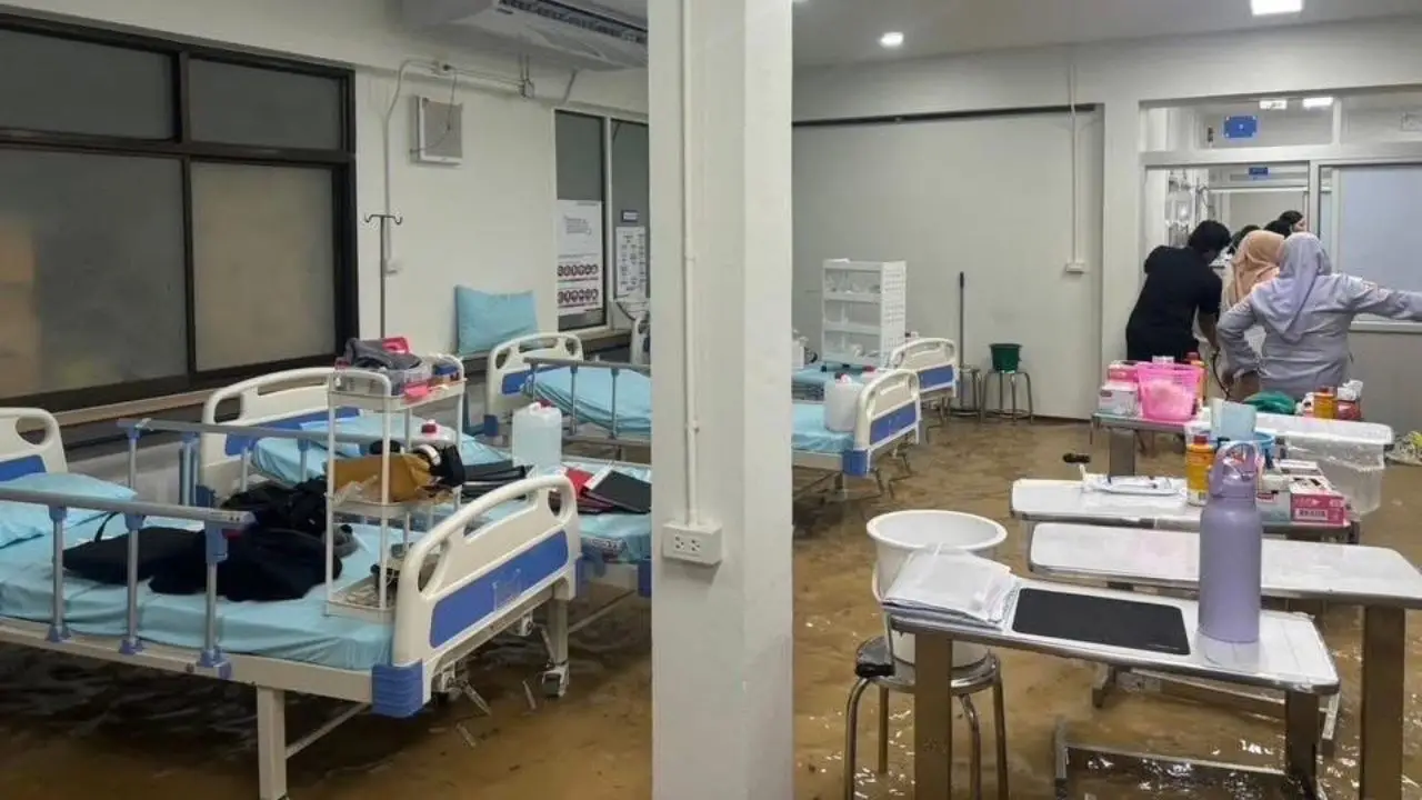 ฝนตกหนัก น้ำป่าทะลักท่วม รพ.สายบุรี ต้องอพยพผู้ป่วยฟอกไตไป รพ.ปัตตานี