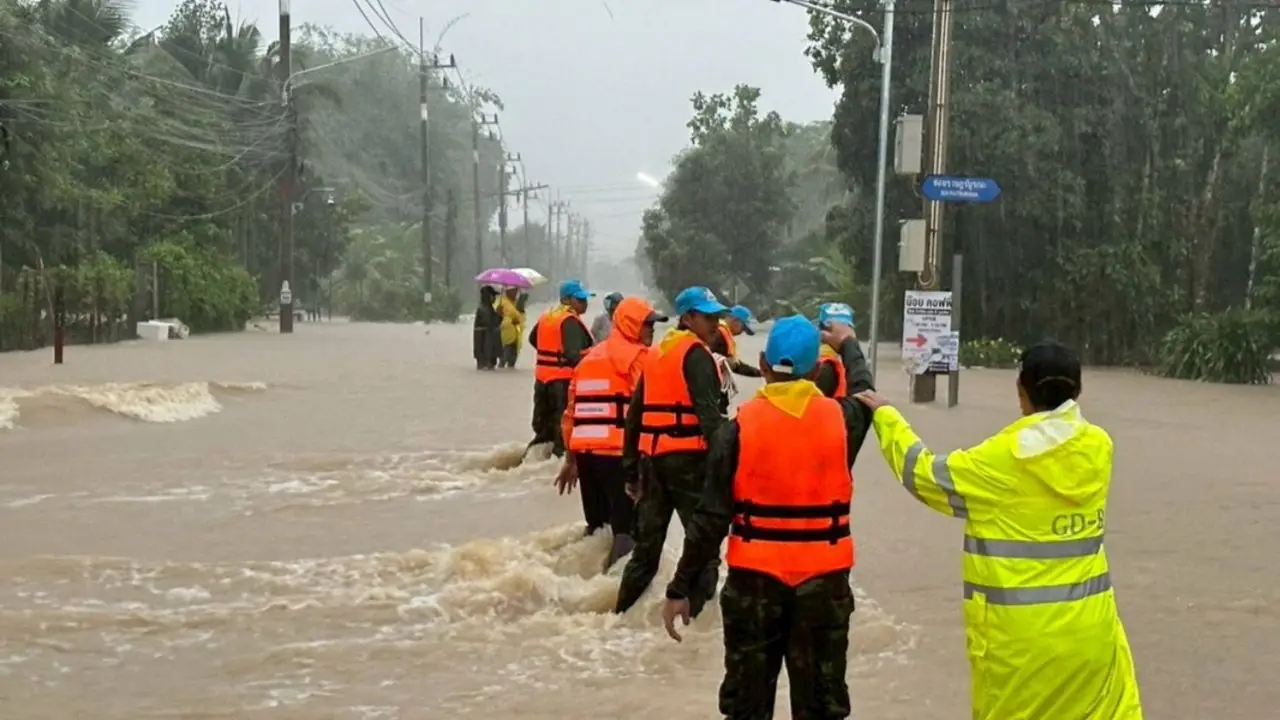 ฝนถล่มต่อเนื่อง หาดใหญ่น้ำท่วมหลายพื้นที่ เช็กพิกัด 'ศูนย์พักพิง-รับกระสอบทราย'
