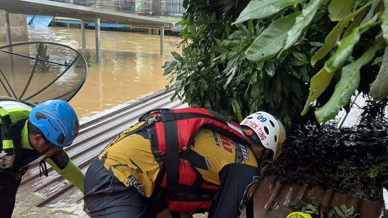 ภาพสะเทือนใจ 'น้ำท่วมหาดใหญ่' ผู้ประสบภัยรอความช่วยเหลือ นอนเสียชีวิตบนหลังคา