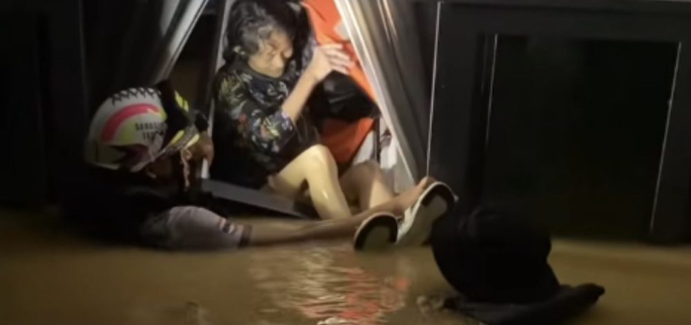 สลดใจ แม่วัย 80 ปี จมน้ำเสียชีวิต ลูกสาวเก็บร่างใน 'ตู้เย็น' รอกู้ภัยมาช่วย
