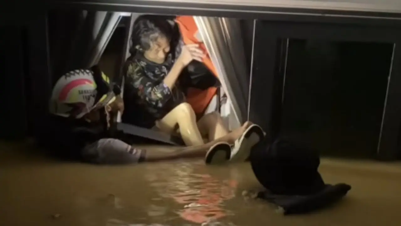 สลดใจ แม่วัย 80 ปี จมน้ำเสียชีวิต ลูกสาวเก็บร่างใน 'ตู้เย็น' รอกู้ภัยมาช่วย