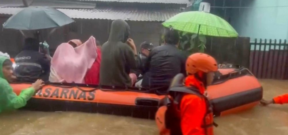 ฝนถล่มสุมาตรา น้ำท่วมฉับพลัน-ดินถล่มหนัก ดับอย่างน้อย 10 ราย สูญหาย 6 คน