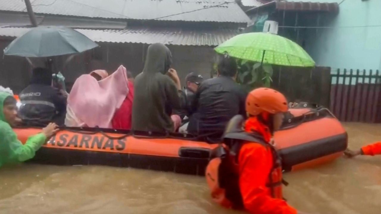 ฝนถล่มสุมาตรา น้ำท่วมฉับพลัน-ดินถล่มหนัก ดับอย่างน้อย 10 ราย สูญหาย 6 คน