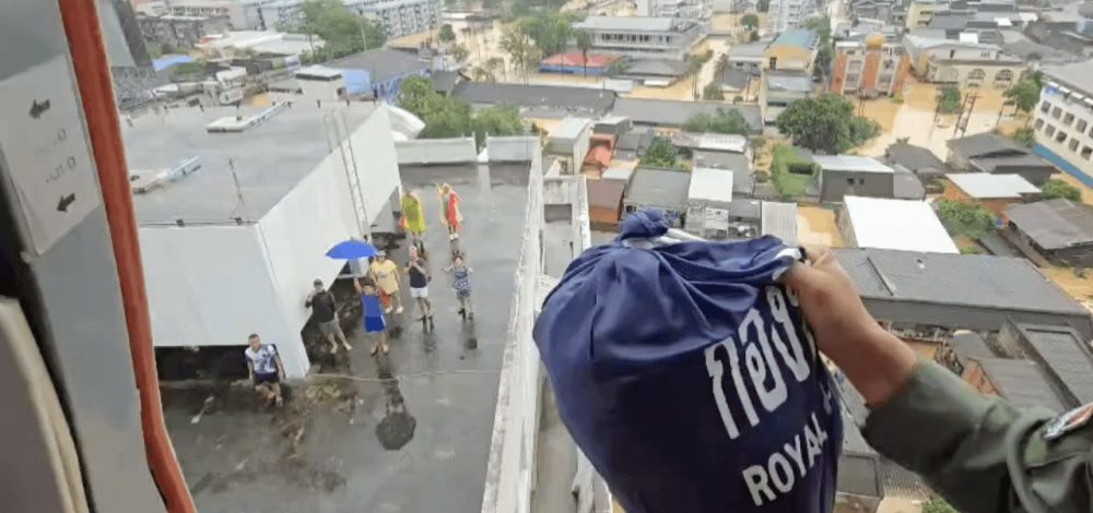 เปิดนาที เฮลิคอปเตอร์จาก 'เรือหลวงจักรีนฤเบศร' ลำเลียงเสบียงส่งให้ผู้ประสบภัย