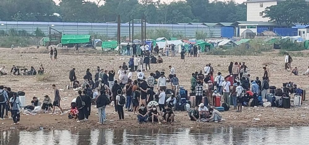ต่างชาติกว่า 600 คน เกาะกลุ่มอยู่ริมแม่น้ำเมย ฝั่งเมียนมา รอข้ามมาฝั่งไทย