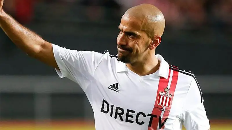 Veron banned over refusal to form guard of honour