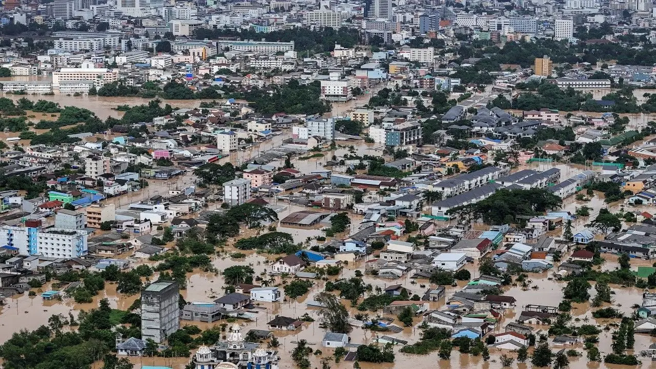โปรดเกล้าฯ รับศพน้ำท่วมใต้ไว้ในพระบรมราชานุเคราะห์ พระราชทาน 100 ล้าน ฟื้นฟู รพ.หาดใหญ่