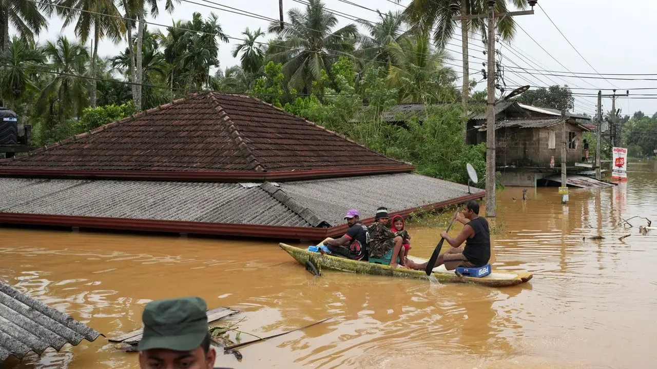 ศรีลังกาประกาศสถานการณ์ฉุกเฉิน ไซโคลนถล่มดับพุ่ง 132 ศพ
