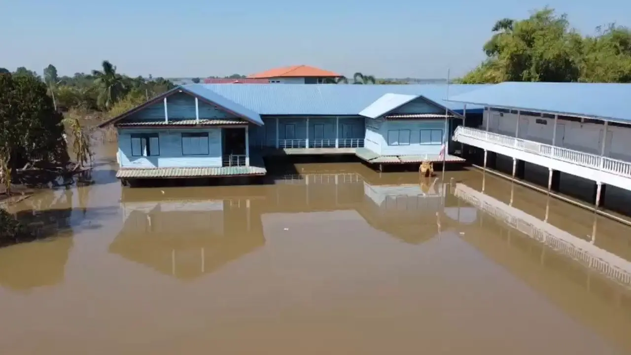 'น้ำท่วมอยุธยา' กว่า 4 เดือน กระทบแล้ว 72,440 ครัวเรือน ถนนบางจุดยังถูกตัดขาด