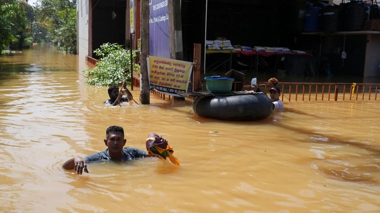 ศรีลังกาอ่วม ไซโคลนถล่ม น้ำท่วมเมืองหลวง ดับทะลุ 200 ศพ