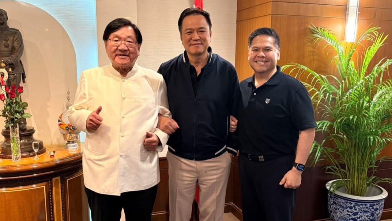 จับตา 'ประภัตร' เข้าค่ายภูมิใจไทย หลังคล้องแขนร่วมเฟรม 'อนุทิน-วราวุธ'