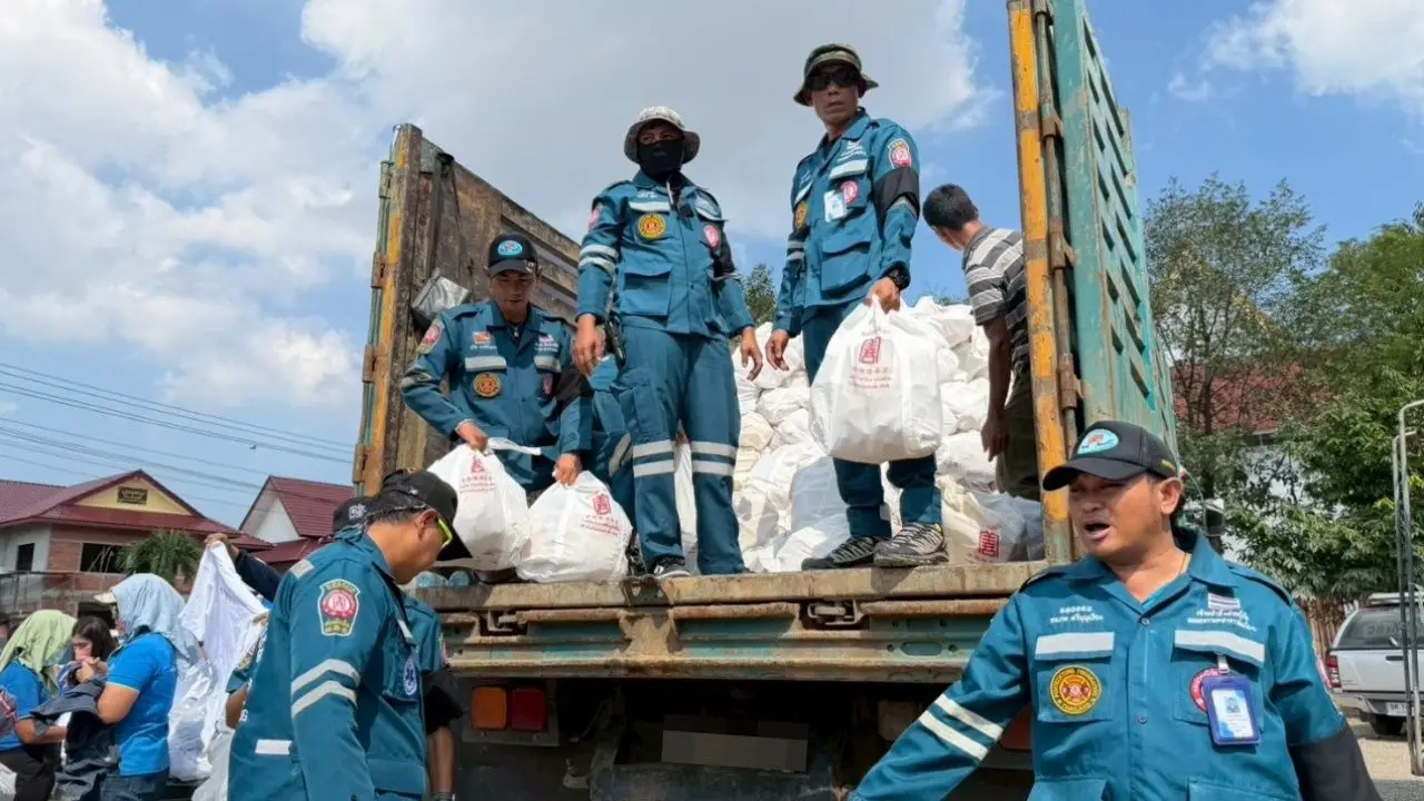 'มูลนิธิป่อเต็กตึ๊ง' ส่งต่อธารน้ำใจ สู้อุทกภัยภาคใต้ ยกทัพเครื่องอุปโภคบริโภค แจกผู้ประสบภัย