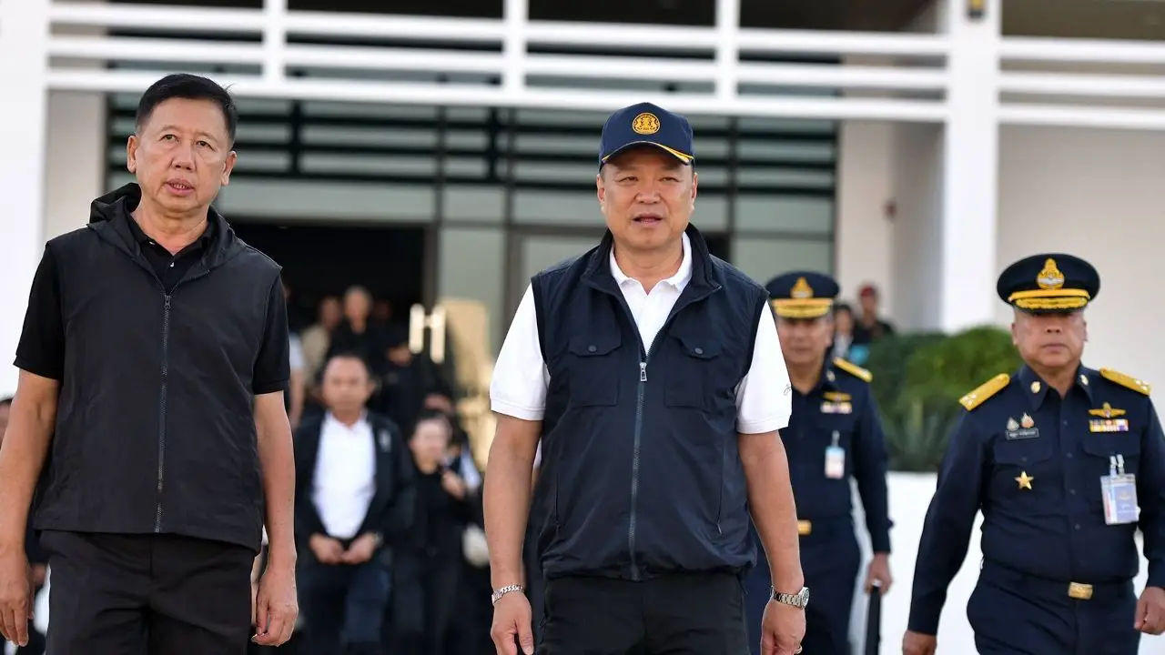 'อนุทิน' ปฏิเสธตอบปม 'นายก อบจ.สงขลา' ด้อยค่า อส.-คนไทยบาดเจ็บ เหตุสู้รบเมียนมา