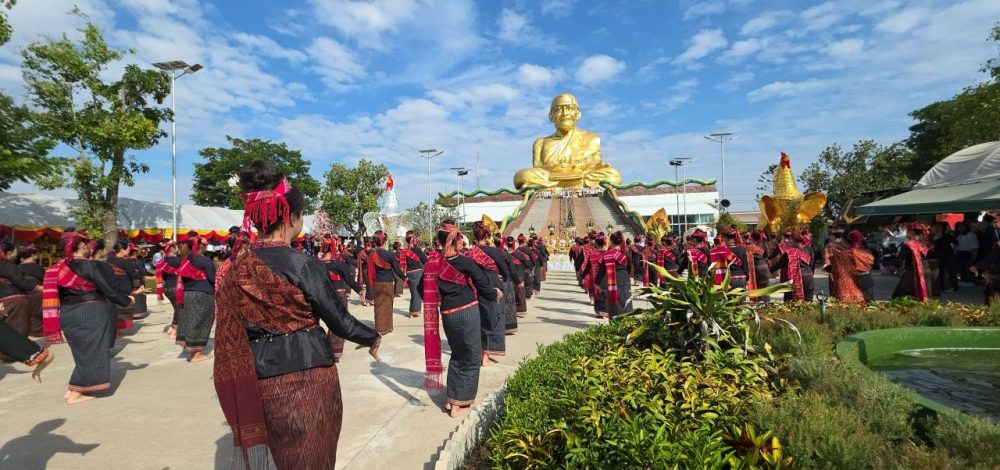 รำบวงสรวงครบรอบ 4 ปี รูปปั้น 'หลวงปู่ศิลา' จุดธูปมงคล ได้เลขเด็ดงวดนี้