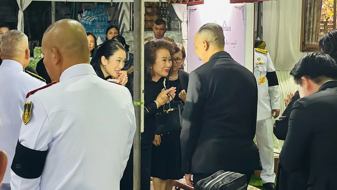 คุณหญิงพจมาน-ลูกสาว ร่วมสวดอภิธรรมศพ มารดา 'พล.ต.อ.ต่อศักดิ์'