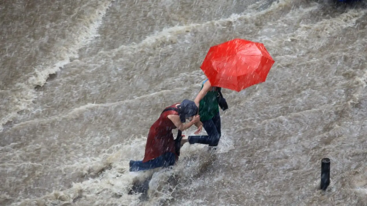 เตือนภาคใต้ฝนตกหนักถึงหนักมาก เช็กพื้นที่เสี่ยง 'น้ำท่วมฉับพลัน–น้ำป่าไหลหลาก'