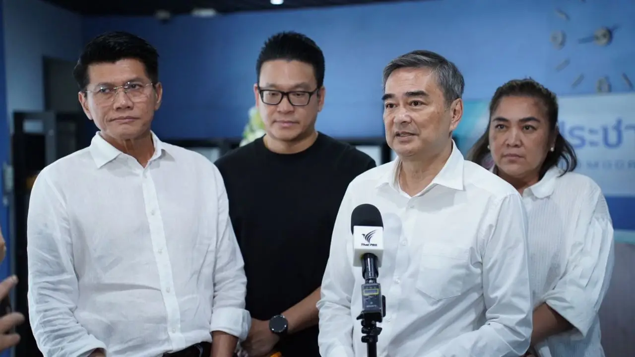 'อภิสิทธิ์' ดักทางรัฐบาลรักษาการลากยาวต้องยึดกฎหมาย ปชป. พร้อมเลือกตั้ง