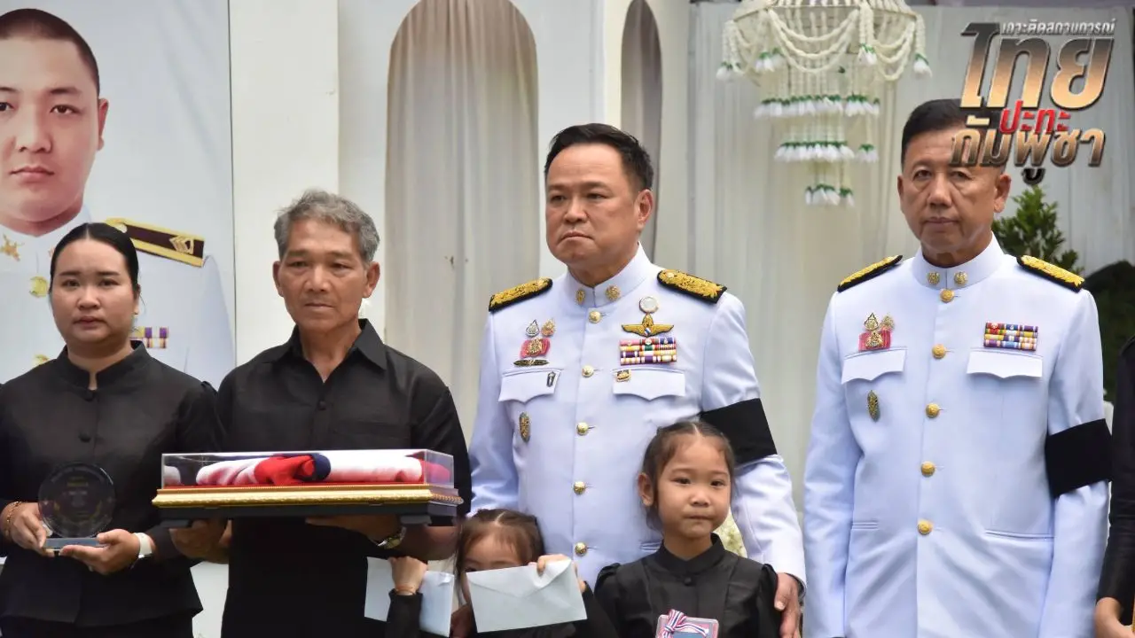 นายกฯ น้ำตาคลอพิธีพระราชทานเพลิงศพ 'จ.ส.อ.ศตวรรษ' ทหารกล้าพลีชีพ ให้กำลังใจครอบครัว