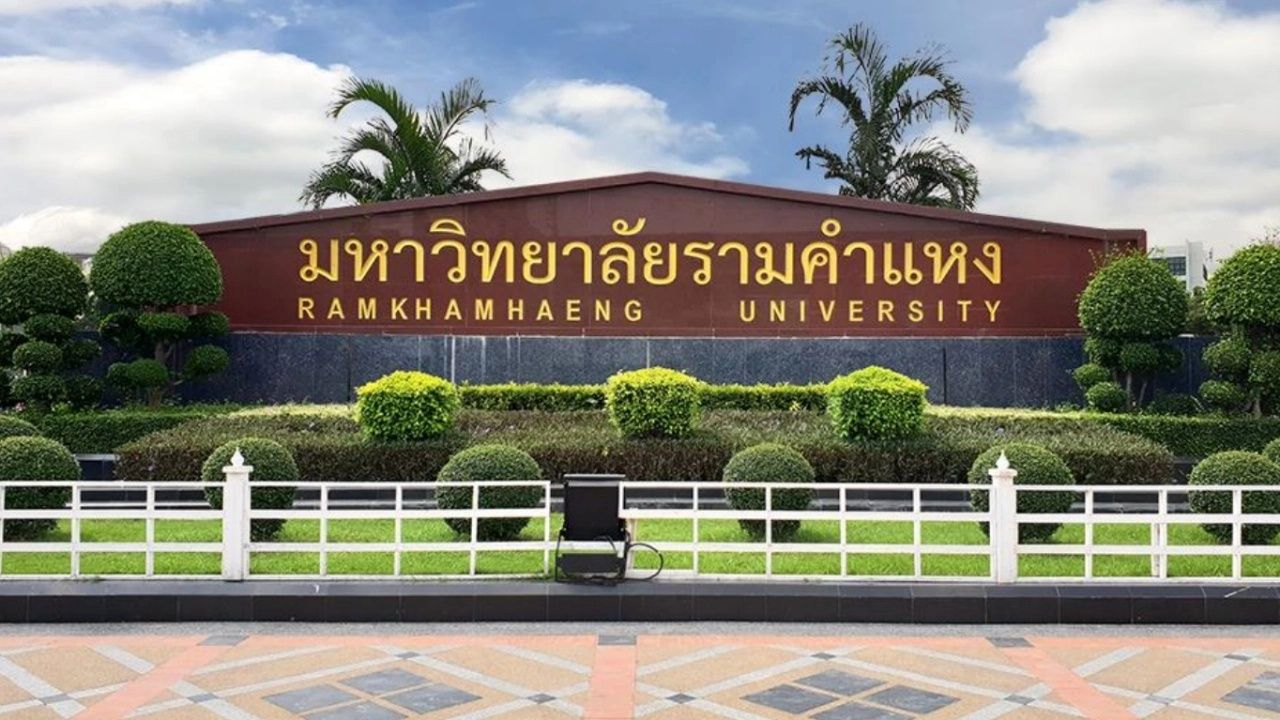 โปรดเกล้าฯ 'พลากร สุวรรณรัฐ' องคมนตรี ผู้แทนพระองค์มอบปริญญาบัตร ม.รามคำแหง