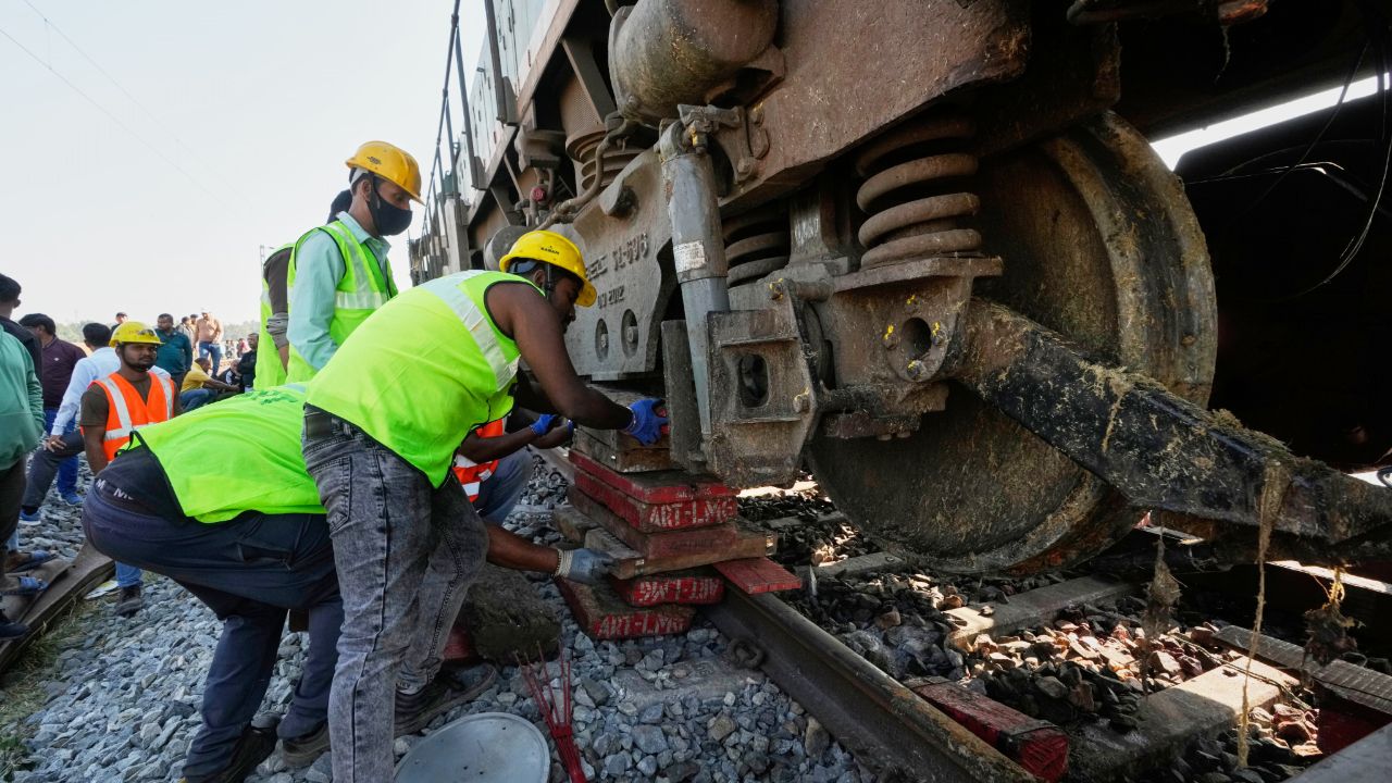 รถไฟอินเดีย วิ่งชนโขลงช้างป่า ดับสลด 7 ตัว