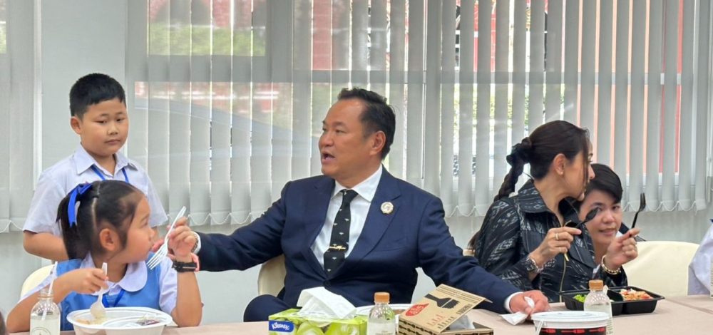 'อนุทิน' ร่วมวงทานข้าวกับลูก ๆ หลาน ๆ วีรชนทหารกล้า ก่อนแวะศรีย่าน กินก๋วยเตี๋ยวเจ้าประจำ
