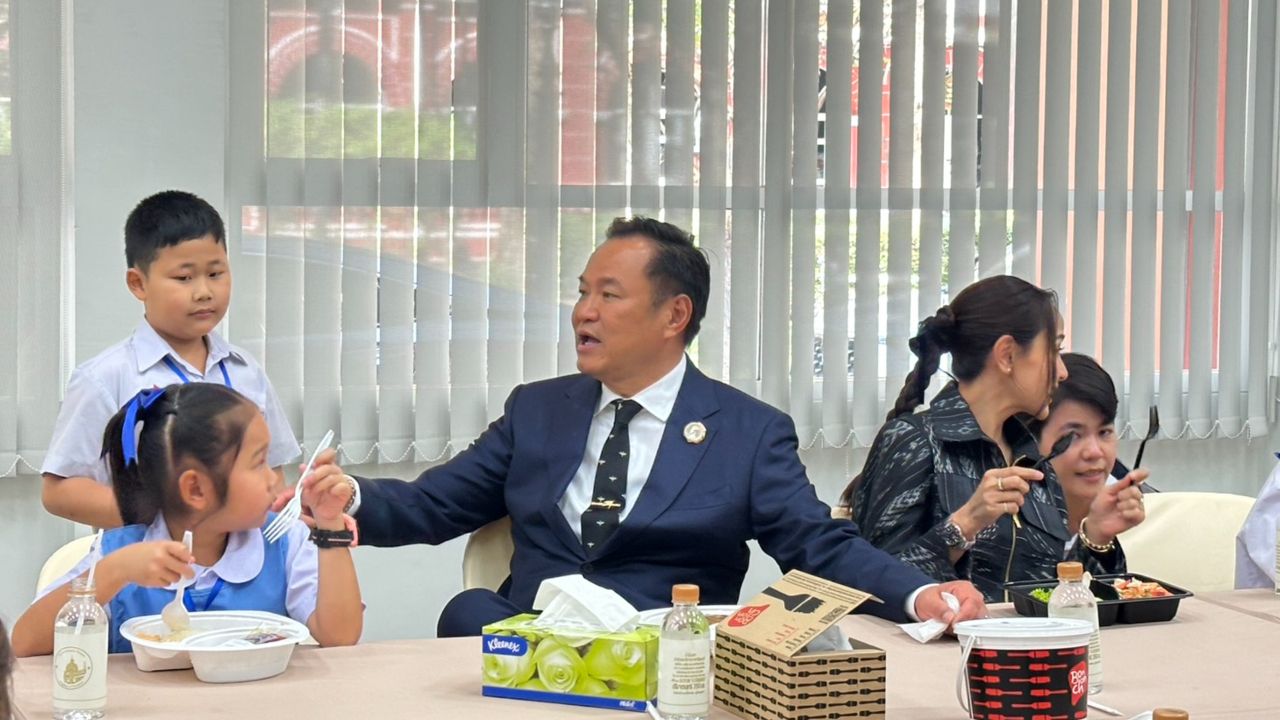 'อนุทิน' ร่วมวงทานข้าวกับลูก ๆ หลาน ๆ วีรชนทหารกล้า ก่อนแวะศรีย่าน กินก๋วยเตี๋ยวเจ้าประจำ