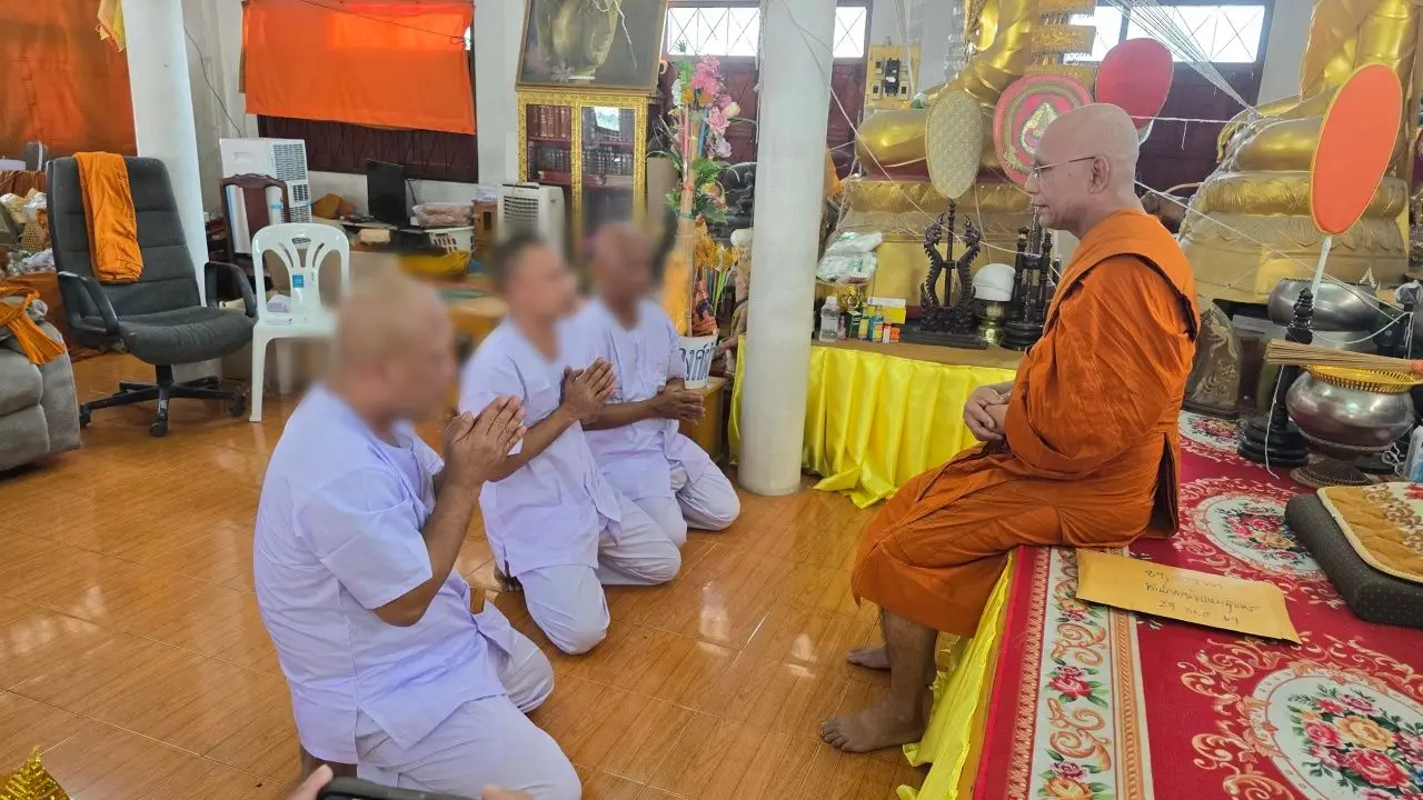 จับพระสึกหมดสำนักสงฆ์ จ.ชลบุรี หลังตรวจพบเสพยา-มีเครื่องบริหารอวัยวะเพศ