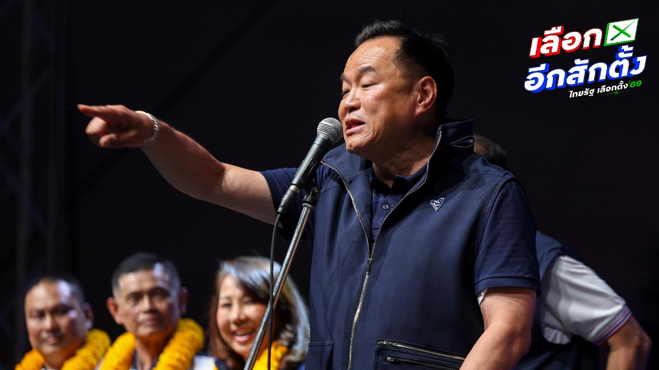 'อนุทิน' แขวะ 'เท้ง' ไม่ให้เกียรติบรรพบุรุษ เจอ 'ป้าเสื้อแดง' โผล่คล้องพวงมาลัยแมส